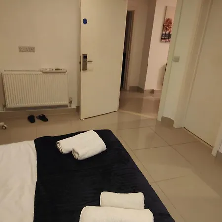 Apartment Leeds 3 Bed En-suites Retreat- Sleeps 9 *