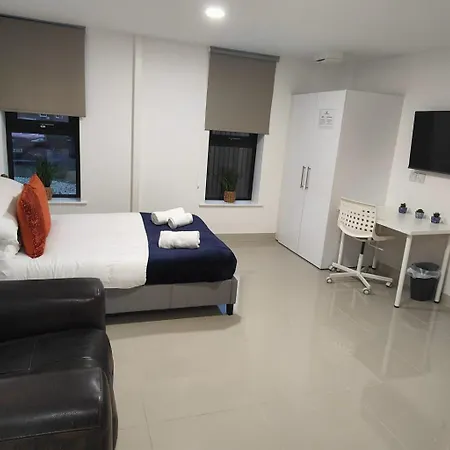 3 Bed En-suites Retreat- Sleeps 9 شقة *