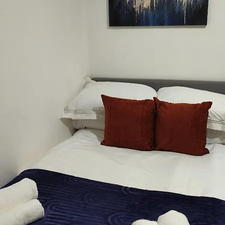 Leeds 3 Bed En-suites Retreat- Sleeps 9 * Leeds (West Yorkshire)