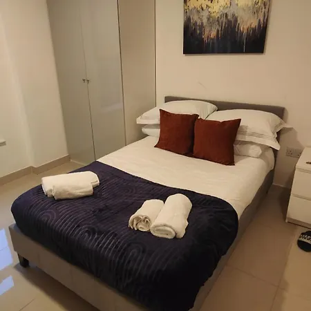 3 Bed En-suites Retreat- Sleeps 9 شقة