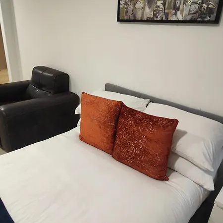 Apartment Leeds 3 Bed En-suites Retreat- Sleeps 9 *