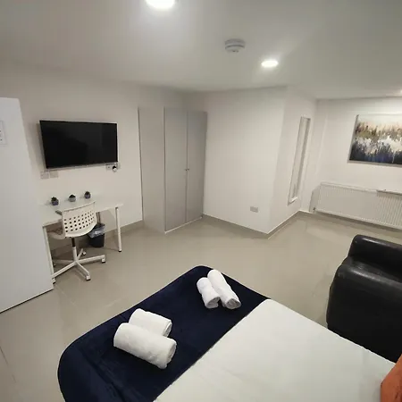 Leeds 3 Bed En-suites Retreat- Sleeps 9 Leeds (West Yorkshire)