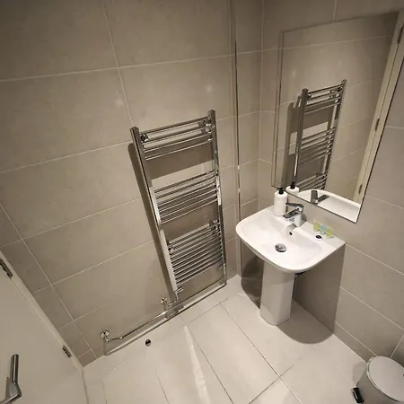 Leeds 3 Bed En-suites Retreat- Sleeps 9