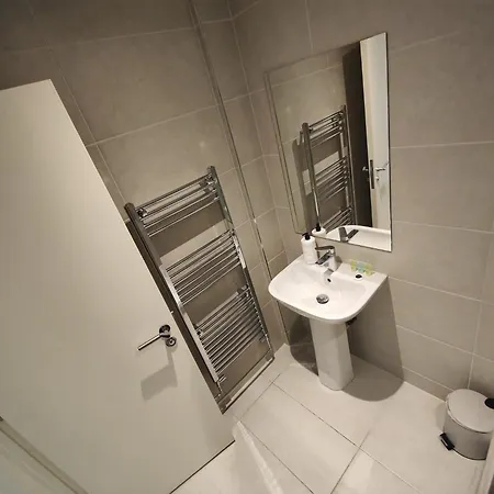 3 Bed En-suites Retreat- Sleeps 9 شقة *