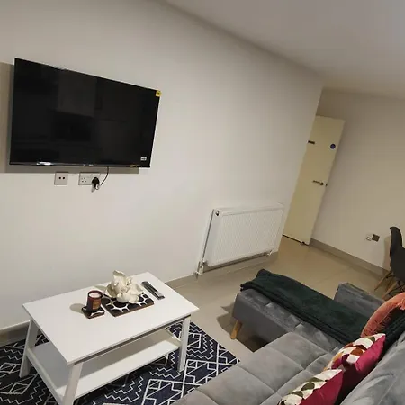 Apartment Leeds 3 Bed En-suites Retreat- Sleeps 9 *