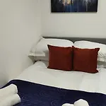 3 Bed En-suites Retreat- Sleeps 9 * Leeds (West Yorkshire)