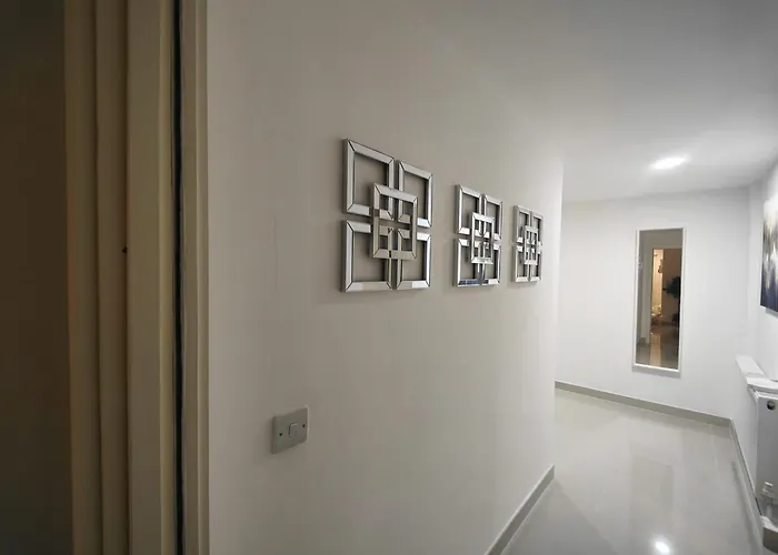 3 Bed En-suites Retreat- Sleeps 9 Apartment