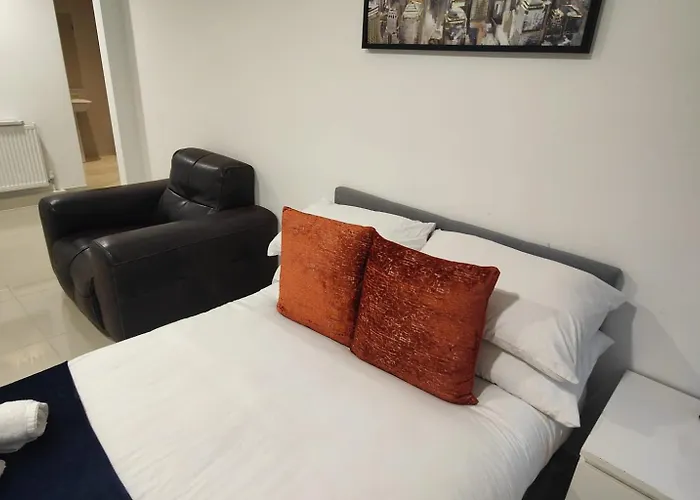 Apartment 3 Bed En-suites Retreat- Sleeps 9 *