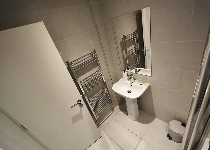 3 Bed En-suites Retreat- Sleeps 9 Apartment *